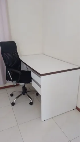 Mesa de escritório com cadeira de gerente h ergométrica