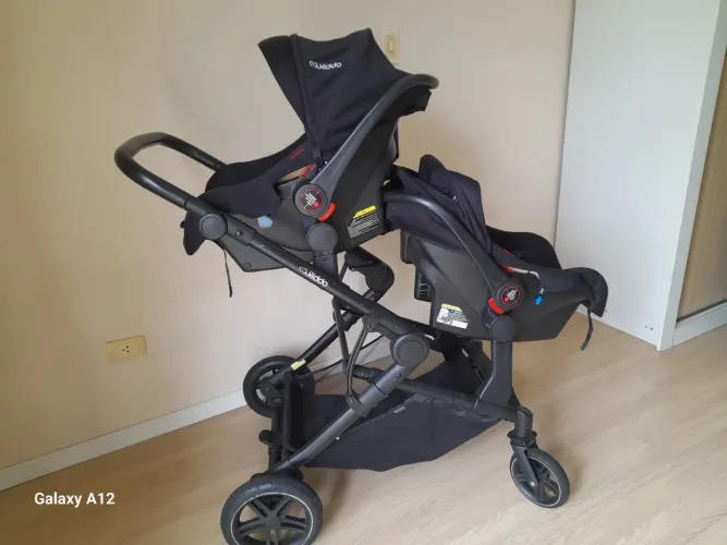 Carrinho de gêmeos Moisés com bebe conforto e base