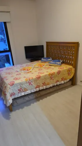 CAMA DE CASAL DE MADEIRA CLARA EM ÓTIMO ESTADO 140X207X126 ALTURACABECEIR retirar no local