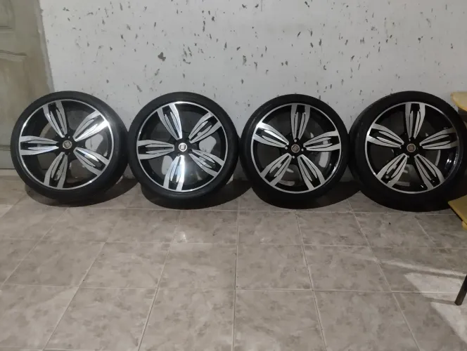 Vendo jogo de roda aro 20 com 4 pneus novos