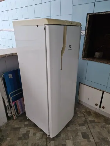 Geladeira Eletrolux 240lts