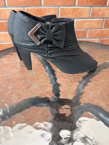 Vendo bota número 36.
