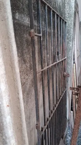 Portão pedestre com ferrolho em grade 1,48m x 1,92m