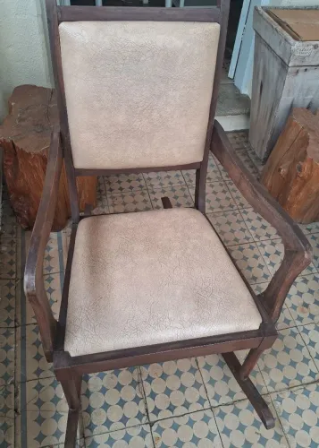 Cadeira de balanço estofada antiga em madeira maciça