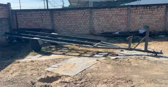 Vendo reboque pra canoa de 8 metros 