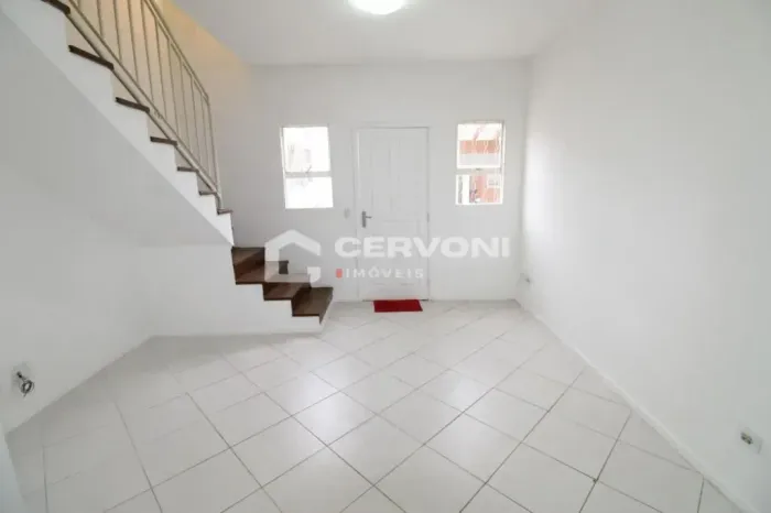 Sobrado para aluguel possui 60 metros quadrados com 2 quartos