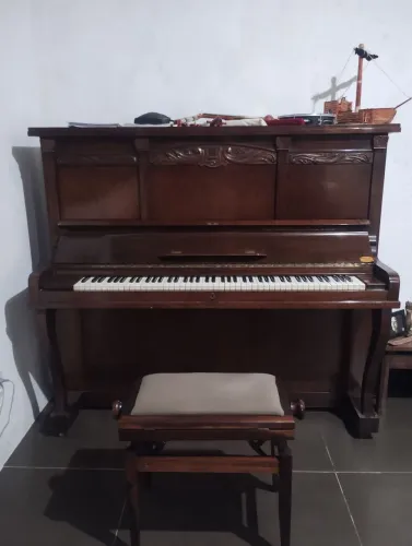 Piano vertical Essenfelder - 1963 (acompanha banqueta)