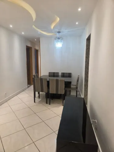 Vendo linda  Mesa de 6 lugares e Rack, pintura em Lacca preta.