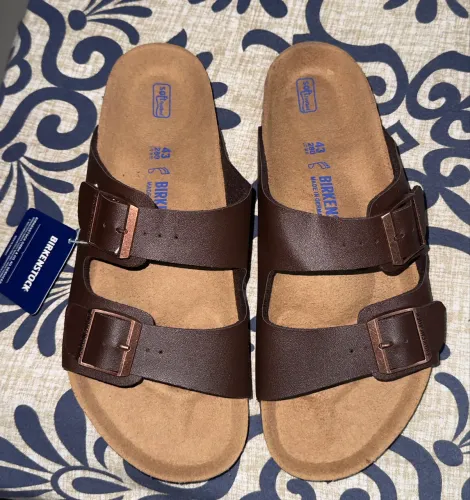 Chinelo birkenstock marrom