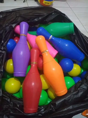 Bolinhas coloridas + jogo de boliche infantil 