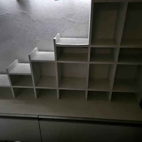 Armário de parede com gavetas grandes de compensado