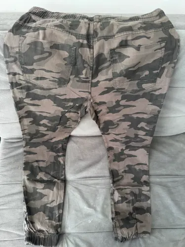 Calça jeans camuflada