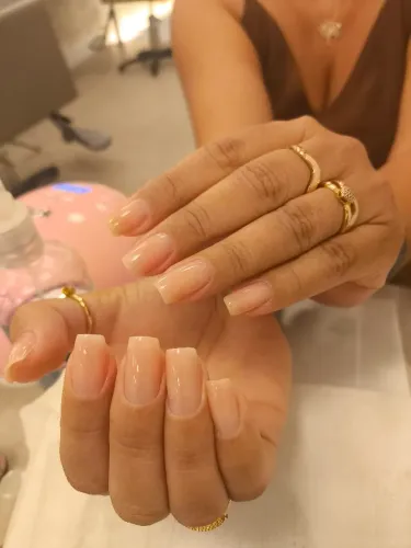 Alongamentos de unhas, epilações, designer de sobrancelha e limpeza de pela