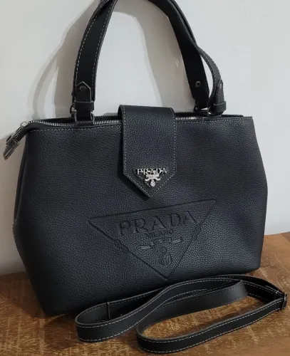 Bolsa preta prada linda e perfeita 