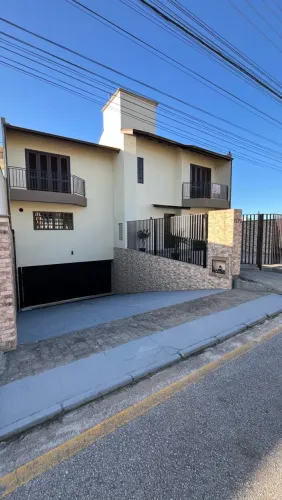 CASA DE ALTO PADRÃO - 4 DORMITÓRIOS, PISCINA E EXCELENTE LOCALIZAÇÃO.