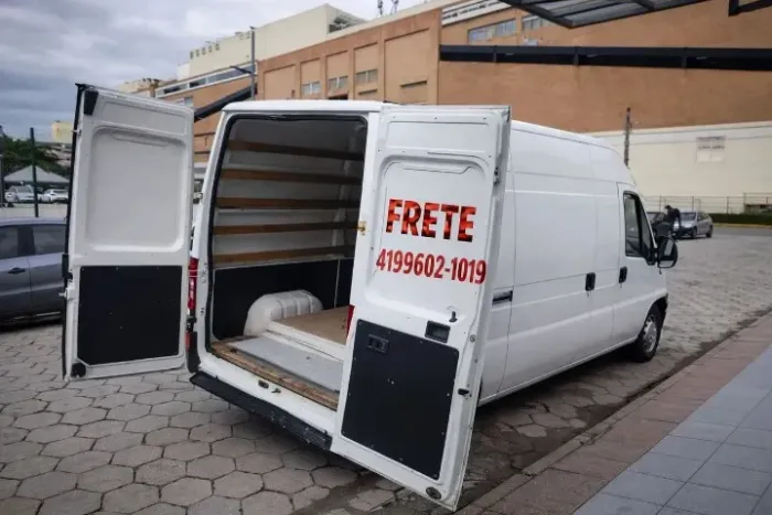Frete de mobília sacos de roupas caixas mudanças de moveis pesados com ajudantes