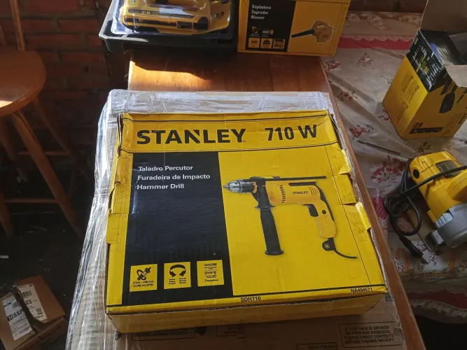 Furadeira com impacto Stanley SDH710-B2 220V