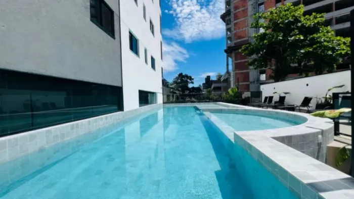 Apartamento em andar alto com 02 suítes e 02 vagas de garagem à venda em Blumenau, próximo