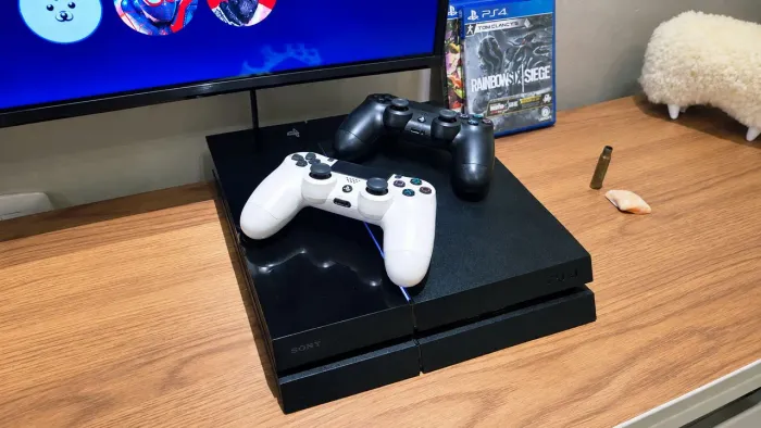 Playstation 4 - PS4 - 2 Controles - 3 Jogos
