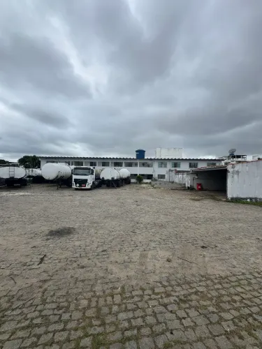 Área com 2000m2 com prédio de escritórios ao lado da BR101
