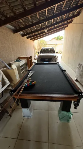 Mesa de Sinuca 2,25x1,25 em Madeira - Impecável + 4 Tacos
