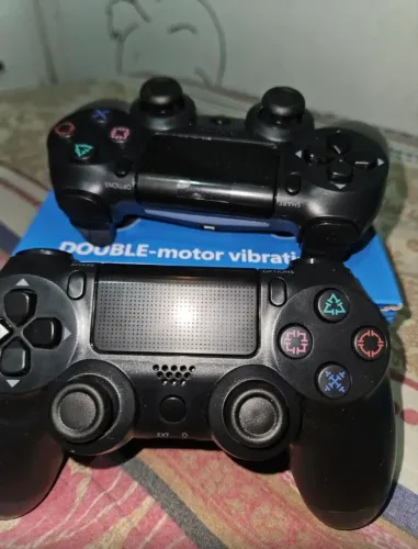 Dois controles de Ps4