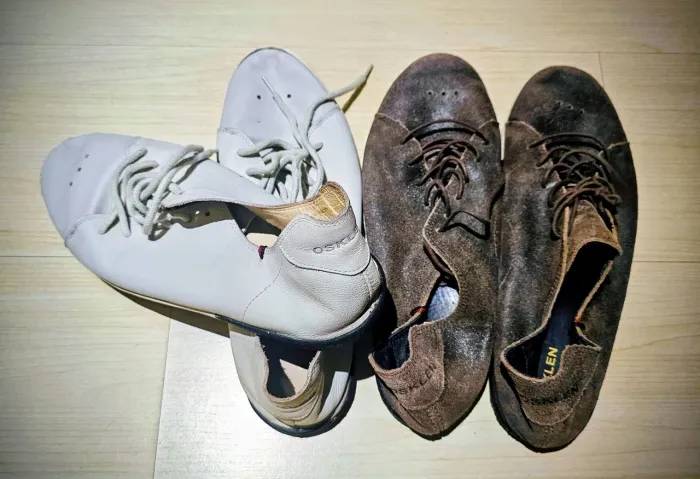 2 pares Tênis Osklen Originais Couro - Tam 43 - Bege + Marrom Camurça - Ótimo Estado