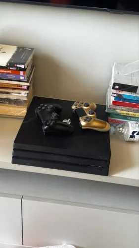 Ps4 Pro + 2 Controles