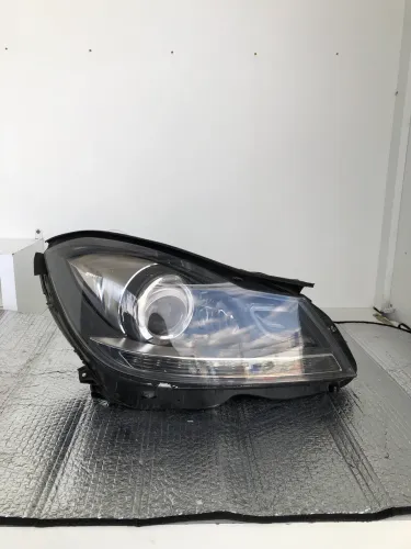 Farol Mercedes C180 2012 usado original lado direito (passageiro).