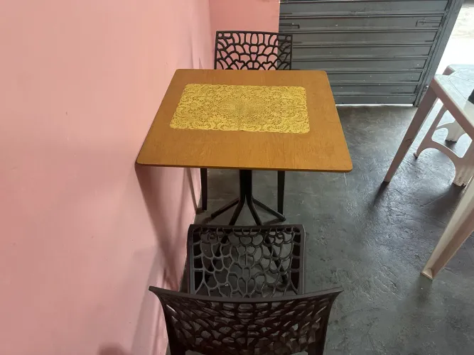 Jogo de cadeira e mesa para lanchonete