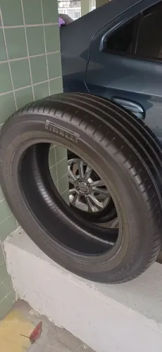Pneu Pirelli 215/60 r17 com furo na lateral