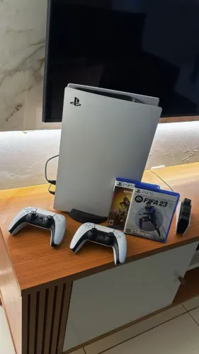 Vendo PS5 com 2 controlhes e base de carregamento