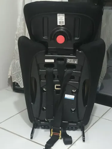 Cadeirinha Road-x Cosco 09 a 36kg com sistema isofix na cor preta .