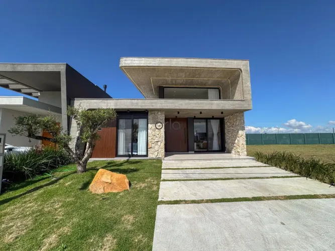 Casa à venda com 04 suítes e piscina no Condomínio Zen, em Xangri-Lá. REF: