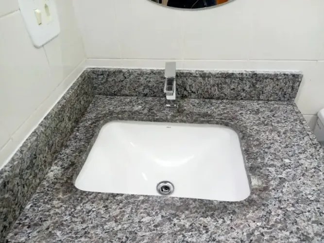 bancasda  de bgranito para banheiro