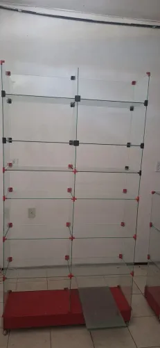 Vitrine com base de rodízio