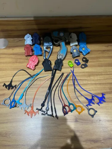 Lote com 23 Beyblades + Lançadores, Cordinhas e Acessórios