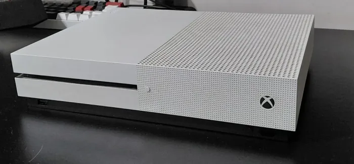 Xbox One S 1 Tb com Caixa Original + 2 Manetes Originais + Acessórios 