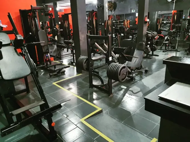 ACADEMIA COMPLETA MUSCULAÇÃO E AULAS COLETIVAS