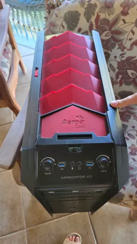 Gabinete gamer AeroCool XPredator X3 na edição Devil Red