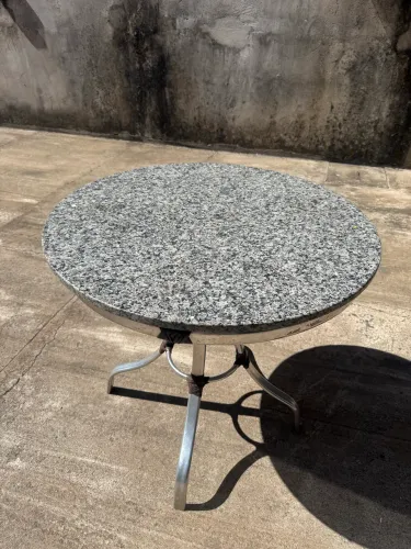 Mesa redonda base aluminio com tampa em Mármore