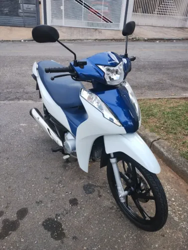 Honda Biz 125 Flex 2022 - 8.245 km - Impecável - Kit Motociclista Incluso