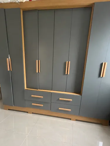 Guarda roupa 8 portas e 4 gavetas Cor Freijó Cinza