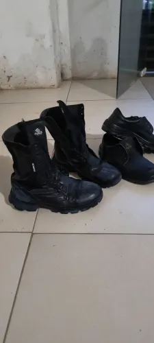 Duas botas bicos de aço 80$