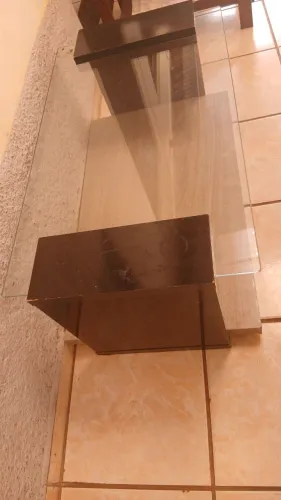 Mesinha de centro com marcas de uso. No. Não entrego