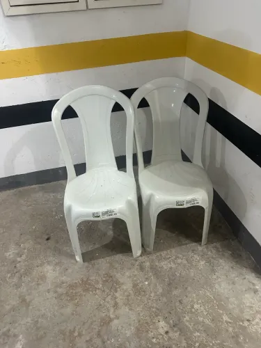  2 cadeiras de plástico branca 
