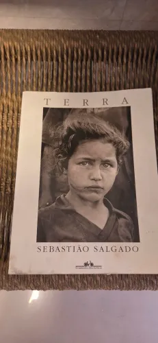 Livro terra (com avaria conforme descrição)