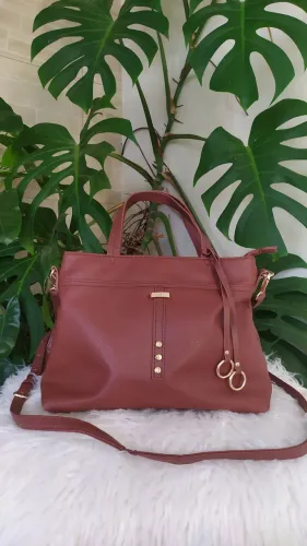 Bolsa marrom média com alça ajustável