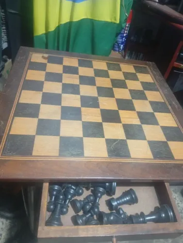 Mesa jogo de xadrez toda em madeira quatro pé rosqueáveis