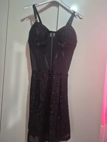 Vestido brilhoso curto